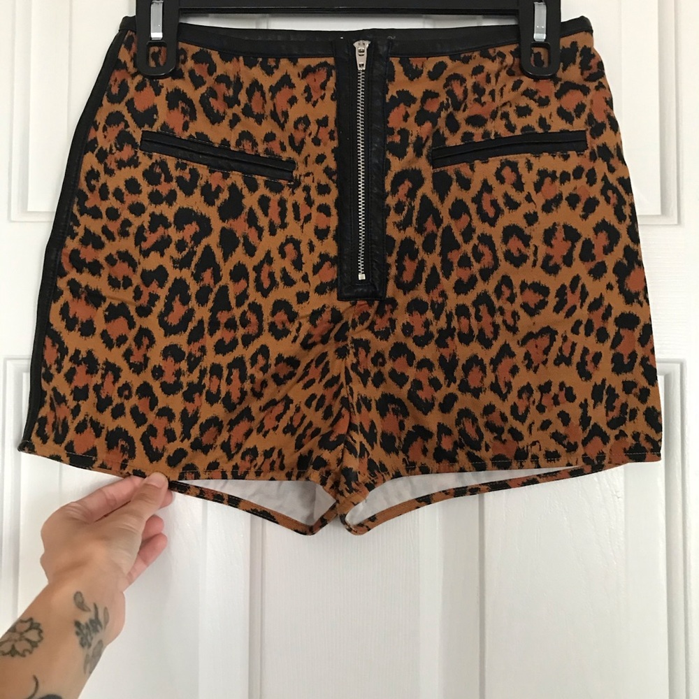 High waisted shorts, cheetah print, black detail